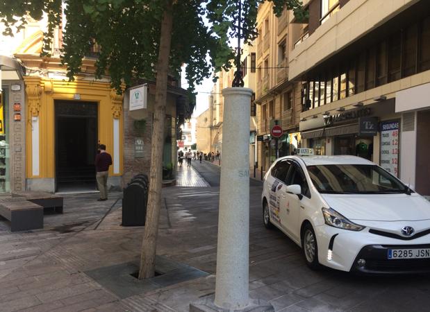 El Ayuntamiento de Córdoba repone la cruz de la calle San Álvaro con una nueva columna