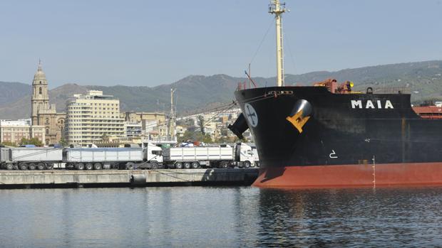 El Puerto de Málaga acoge esta semana la mayor descarga de maíz de su historia