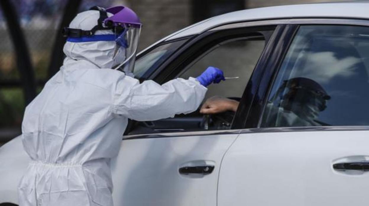 Realización de pruebas PCR en el aparcamiento del Hospital Militar de Sevilla