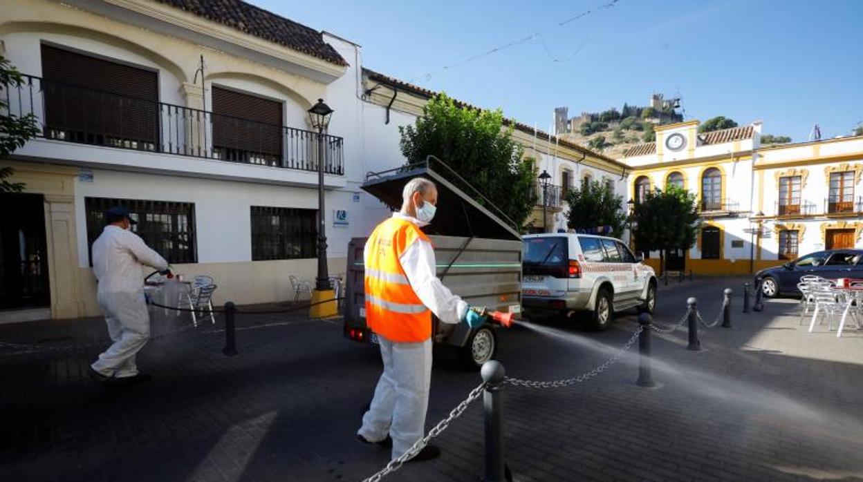 Operarios del Ayuntamiento de Almodóvar desinfectan las calles del pueblo en el día de hoy