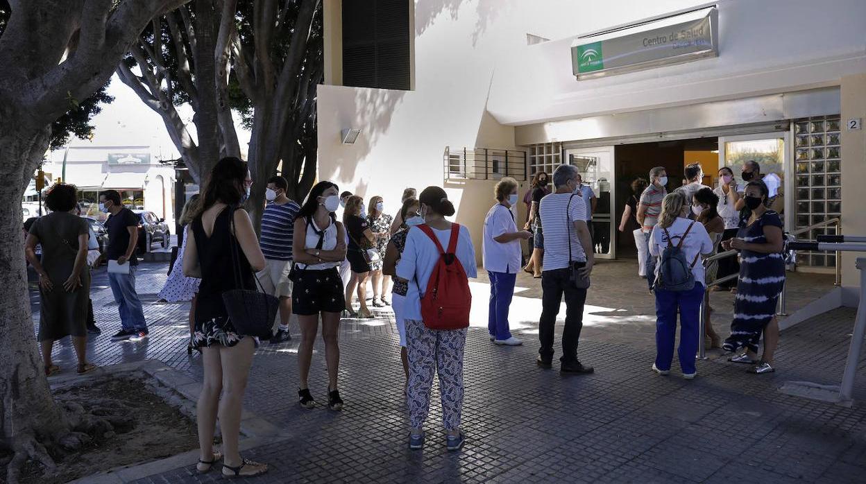 Colas en la puerta de un centro de salud de Málaga