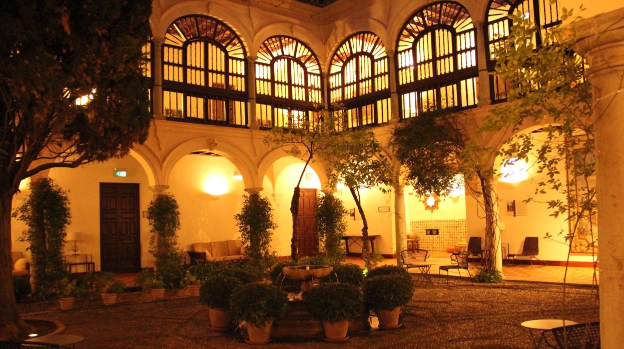 Patio interior del Parador de Granada que está dentro del recinto de la Alhambra