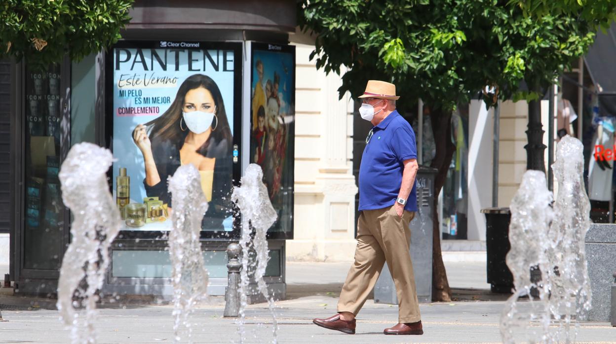 Un hombre pasa por la plaza de Las Tendillas de Córdoba en una jornada cálida