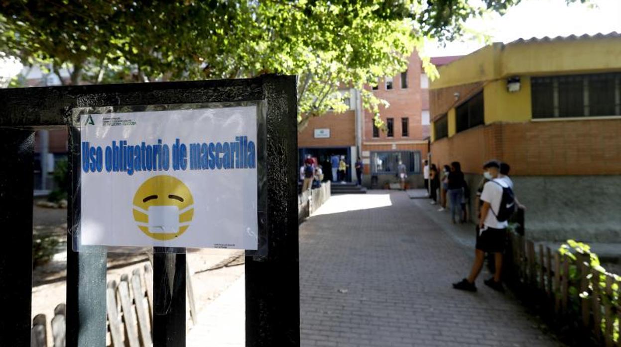 Cartel informativo del uso de la mascarilla en un colegio de Córdoba