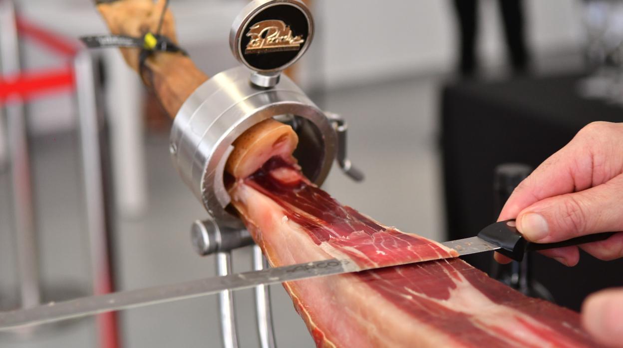 Corte de jamón de una paleta ibérica de Los Pedroches