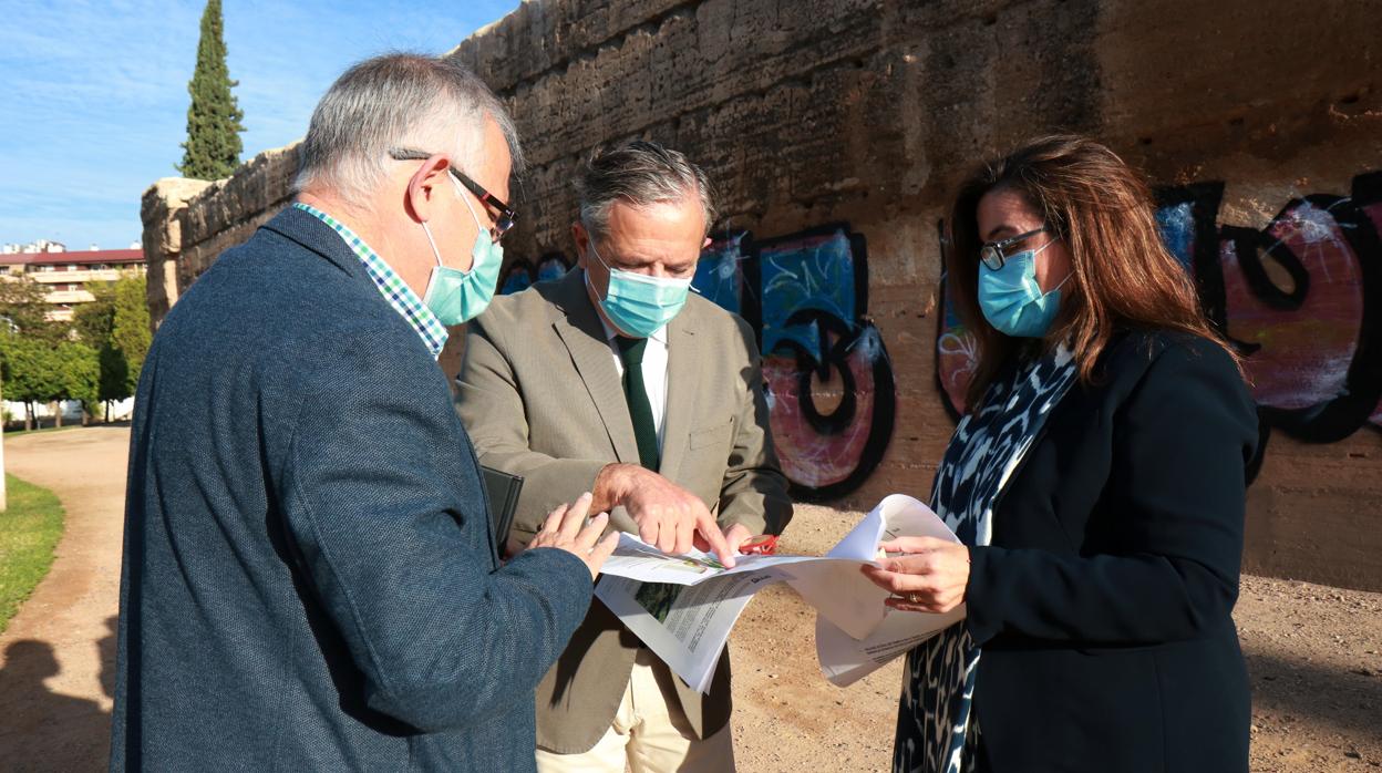 Salvador Fuentes junto a dos técnicos de la Gerencia de Urbanismo en la zona de la pintada en la muralla