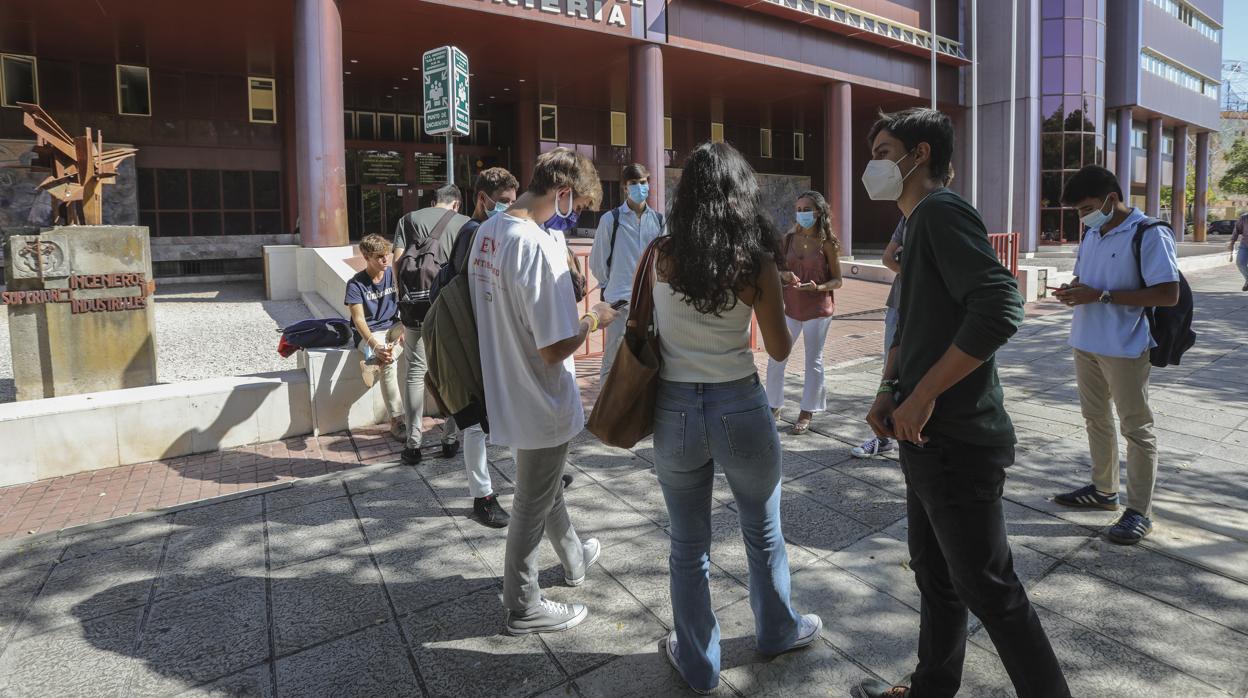 Unos estudiantes a las puertas de la Escuela de Ingenieros de Sevilla