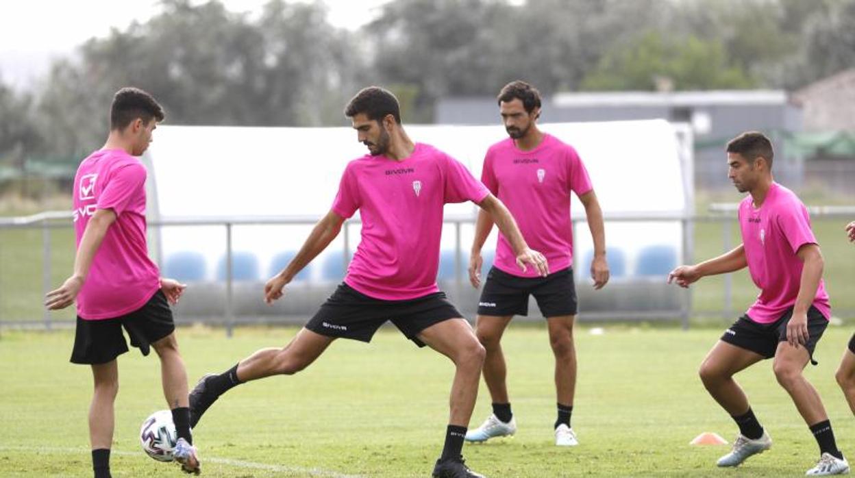 Entrenamiento del Córdoba CF con Bernardo Cruz en el centro del rondo