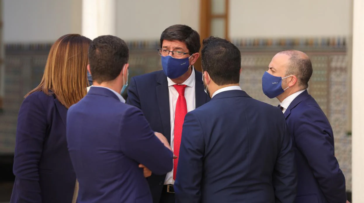 Marín rodeado de diputados en el Parlamento, discute con el portavoz Sergio Romero