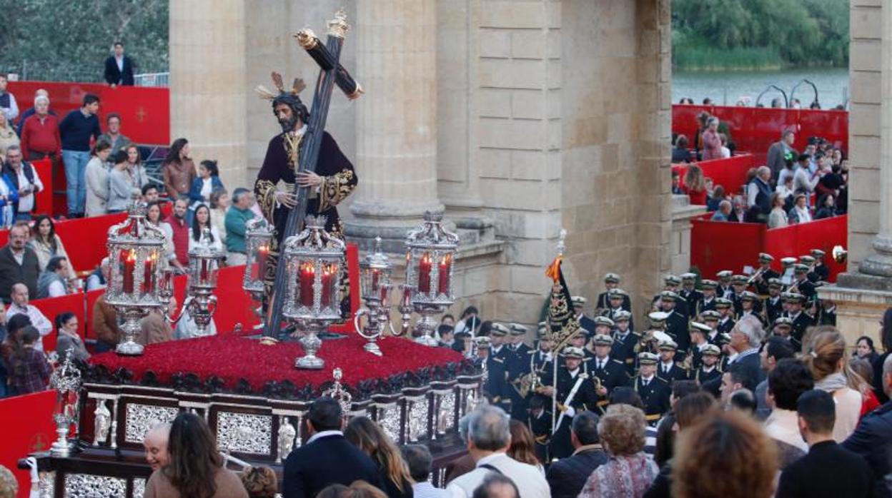 El Señor de los Reyes en Carrera Oficial con la banda del Caído tras él