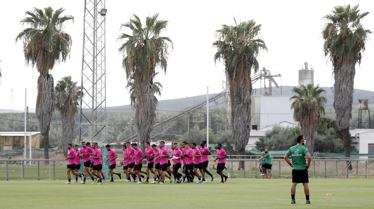 La plantilla del Córdoba CF, durante un entrenamiento en la Ciudad Deportiva