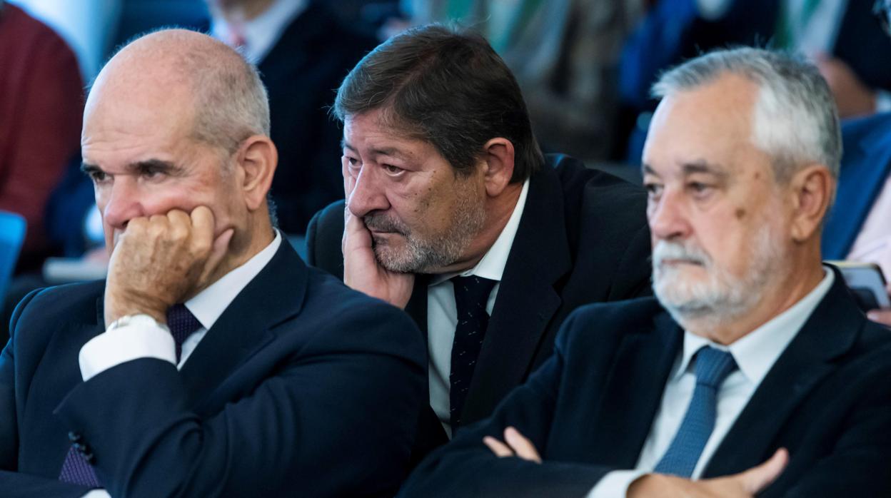 Los expresidentes Manuel Chaves (i) y José Antonio Griñán (d), junto al ex director Francisco Javier Guerrero