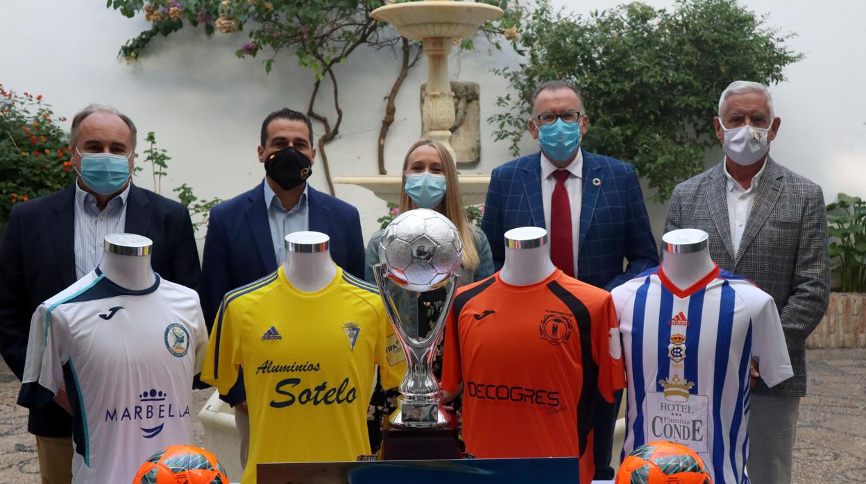 Autoridades durante la presentación de la Copa de Andalucía de fútbol playa este martes en Diputación