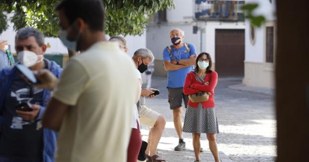 Varias personas, esperando el jueves, primer día del Festival, para acceder a un patio de San Basilío