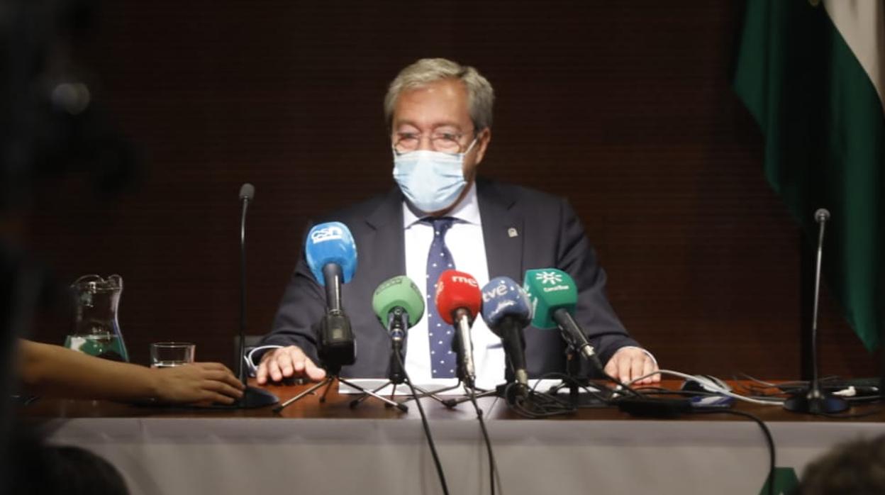 El consejero Rogelio Velasco, durante la presentación del informe