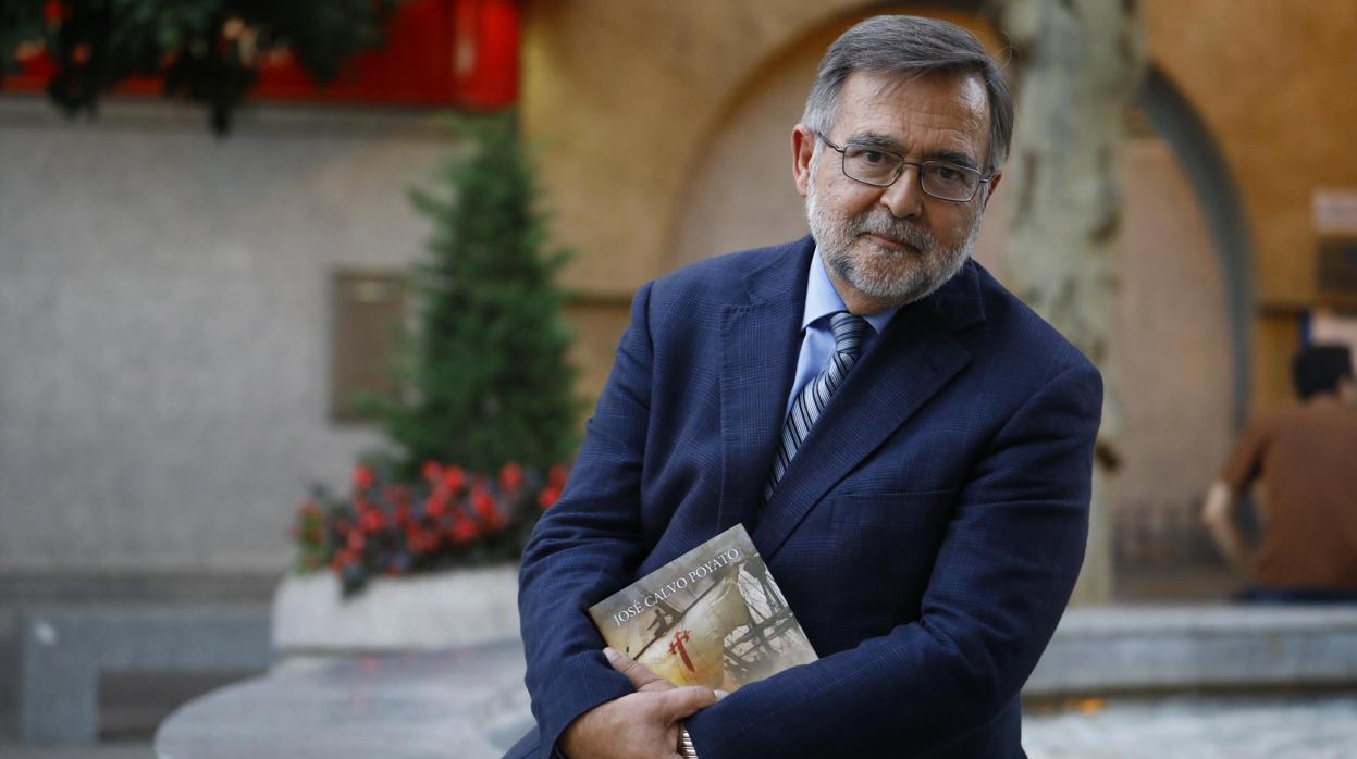 El escritor José Calvo Poyato, posando con un ejemplar de su última novela «El viaje infinito»