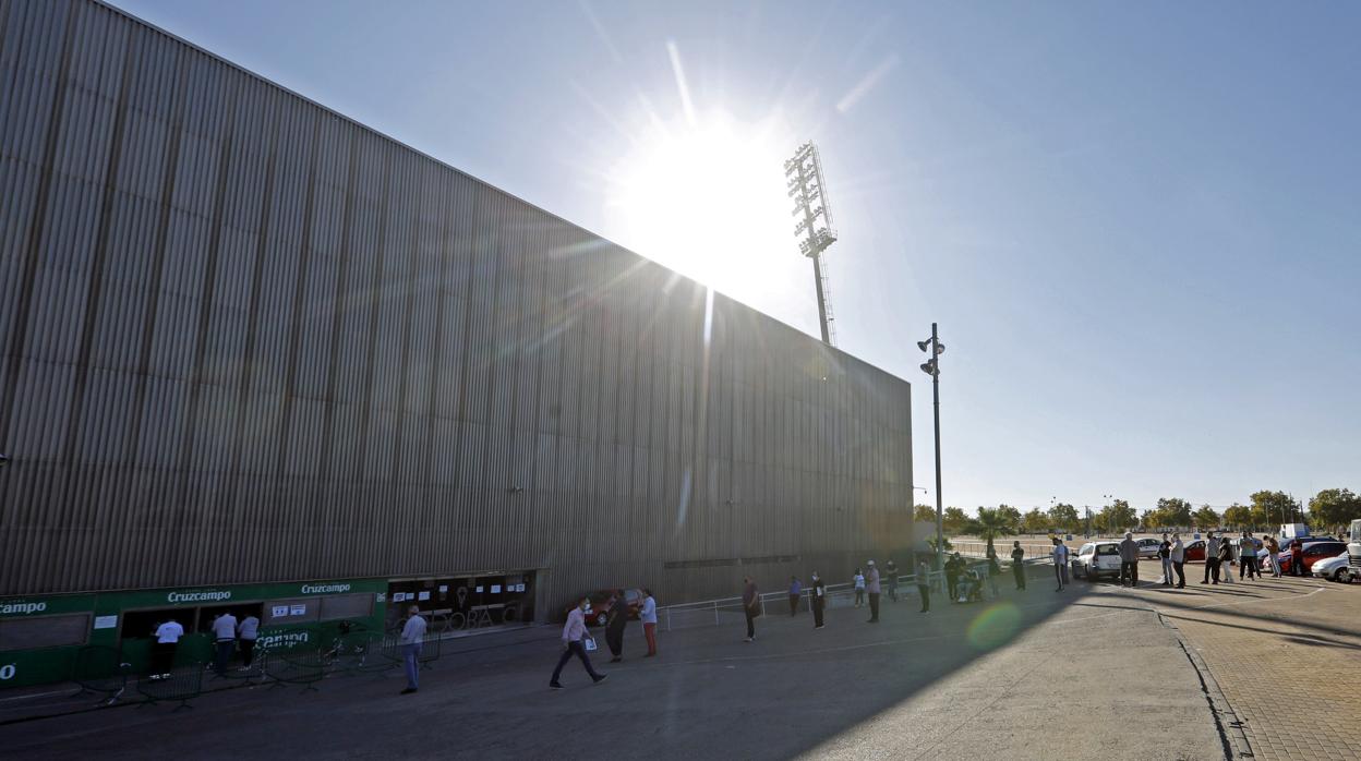 Aficionados del Córdoba CF recogen sus entradas para el partido ante el Lorca