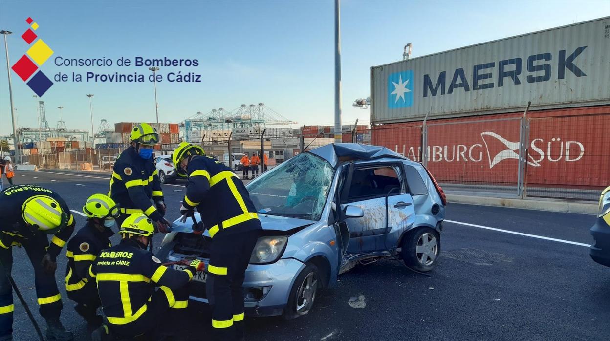 Bomberos, junto al coche accidentado