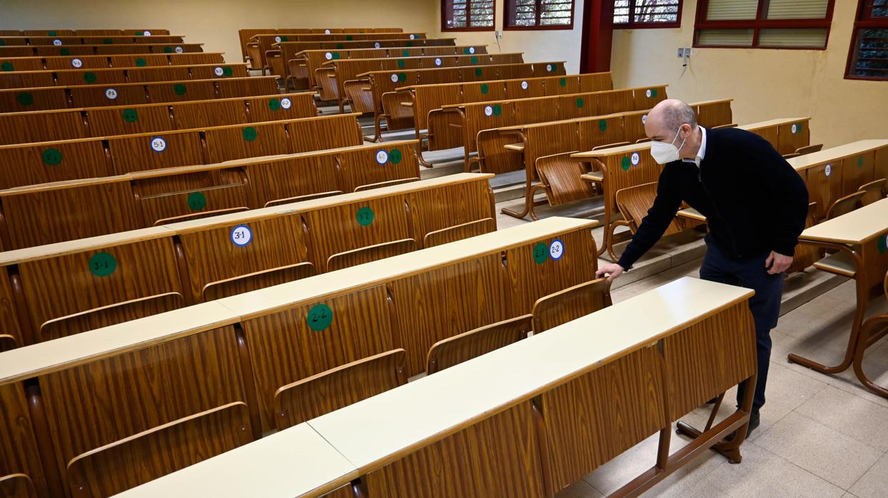 Una clase vacía de la Facultad de Ciencias de Granada