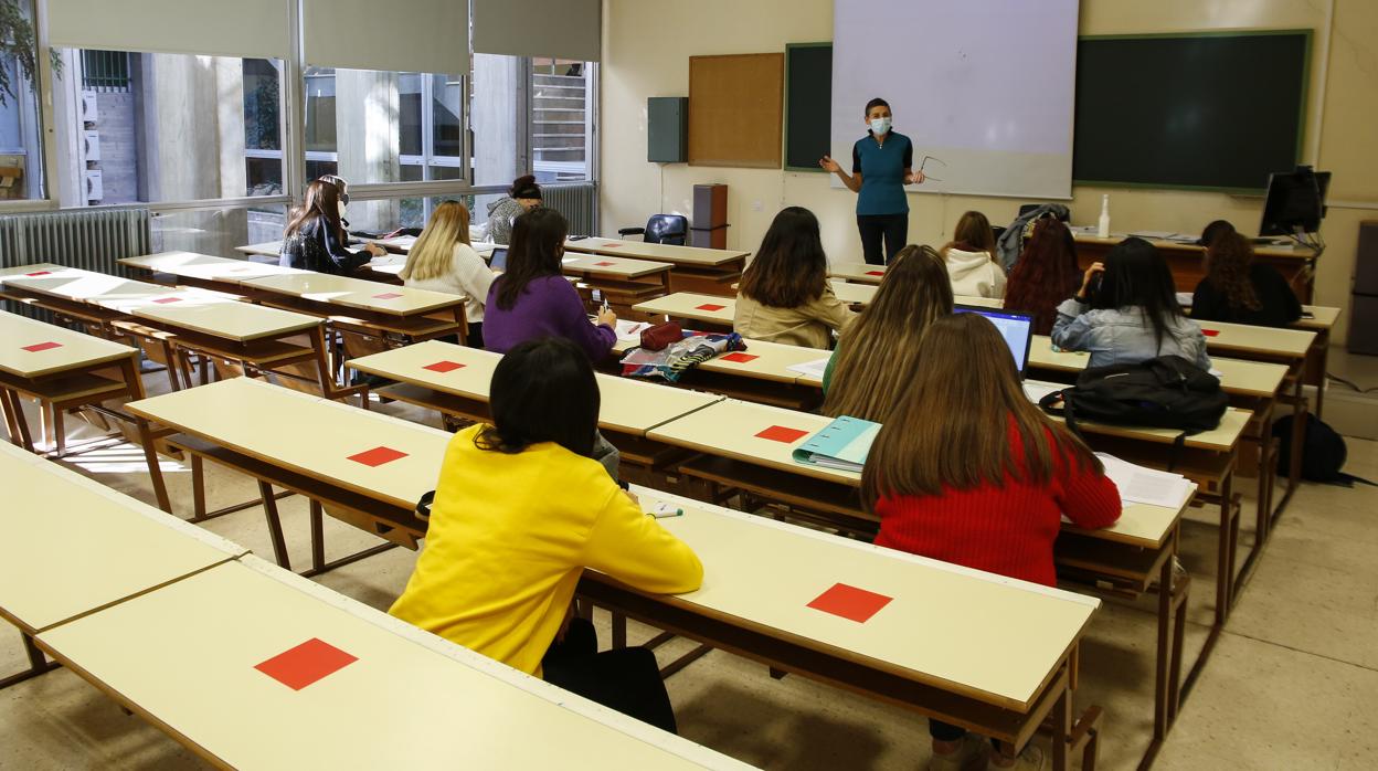 Una profesora dando clases en un aula de la Universidad de Granada