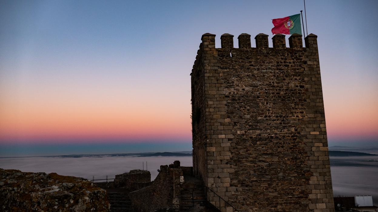 La bandera de la nación lusa ondea al viento en Monsaraz