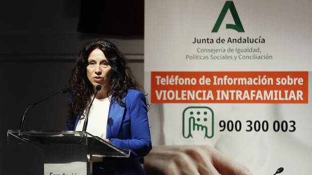 La Junta de Andalucía estrena el teléfono de violencia intrafamiliar pactado con Vox