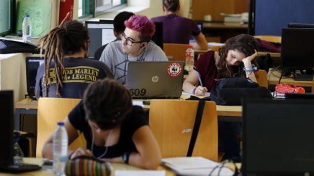 La Airef recomienda suspender los grados de Lenguas clásicas o Turismo en las universidades de Andalucía