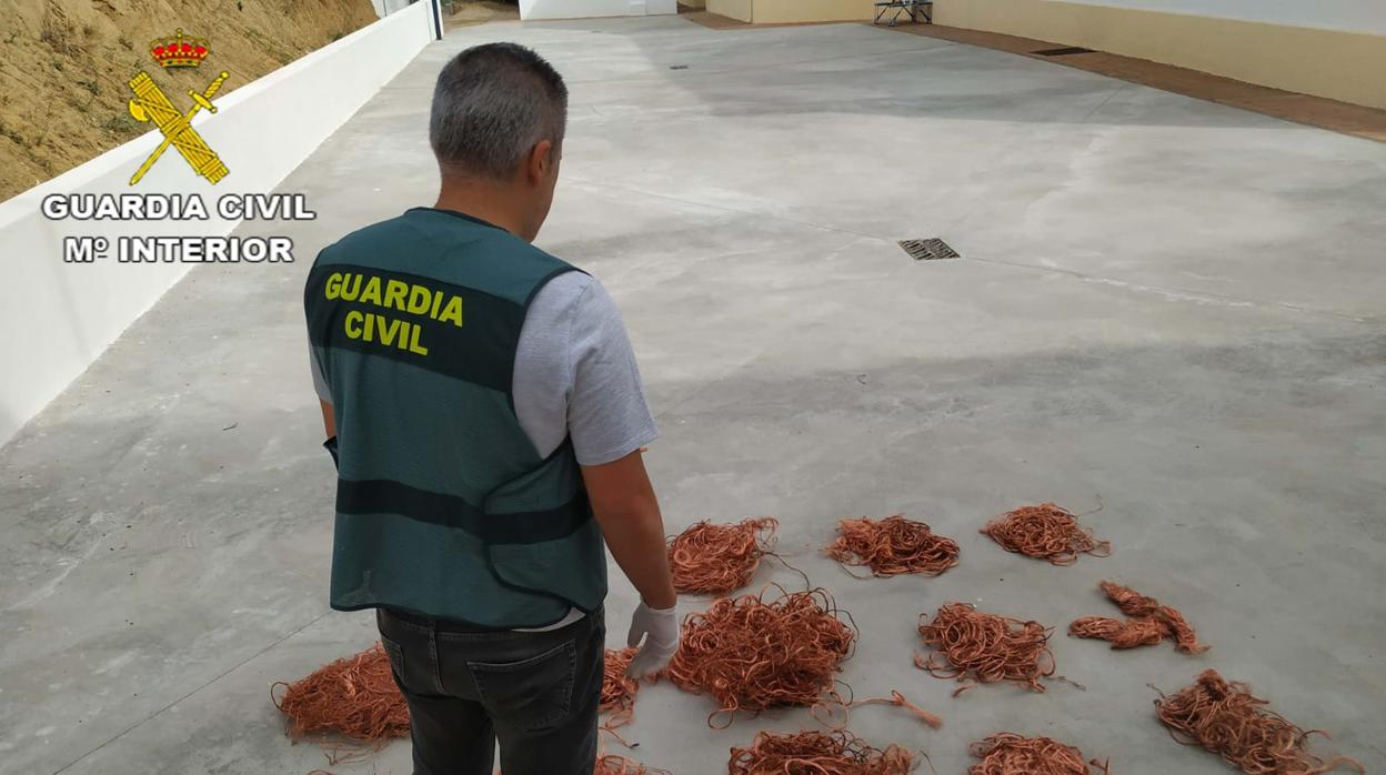 La Guardia Civil arresta en Villafranca a una mujer acusada de robar 40 kilos de cable de cobre