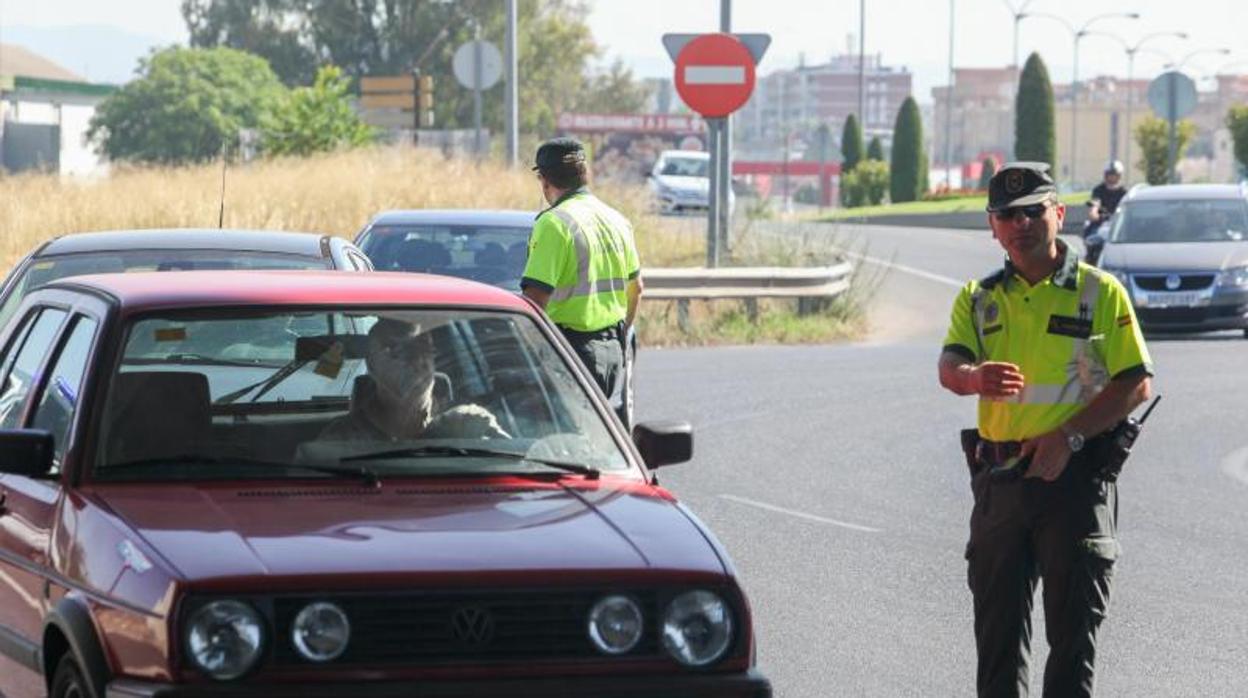 Un control de tráfico en una carretera de Córdoba, en una imagen de archivo