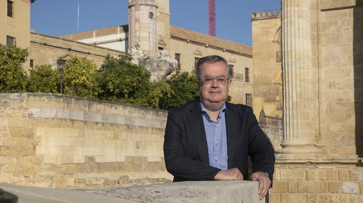 Manuel Rivera, junto a la Puerta del Puente en Córdoba