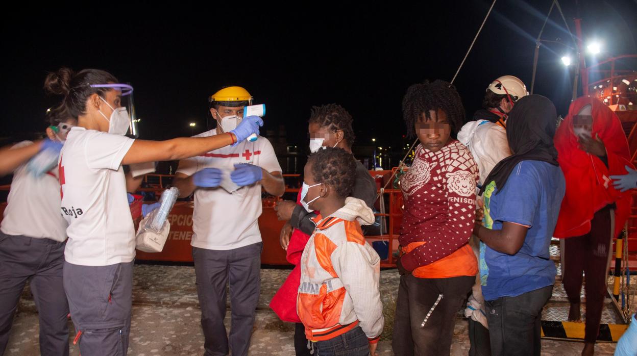 La Guardia Civil atiende a un grupo de niños y mujeres tras ser rescatados de la patera en la que viajaban