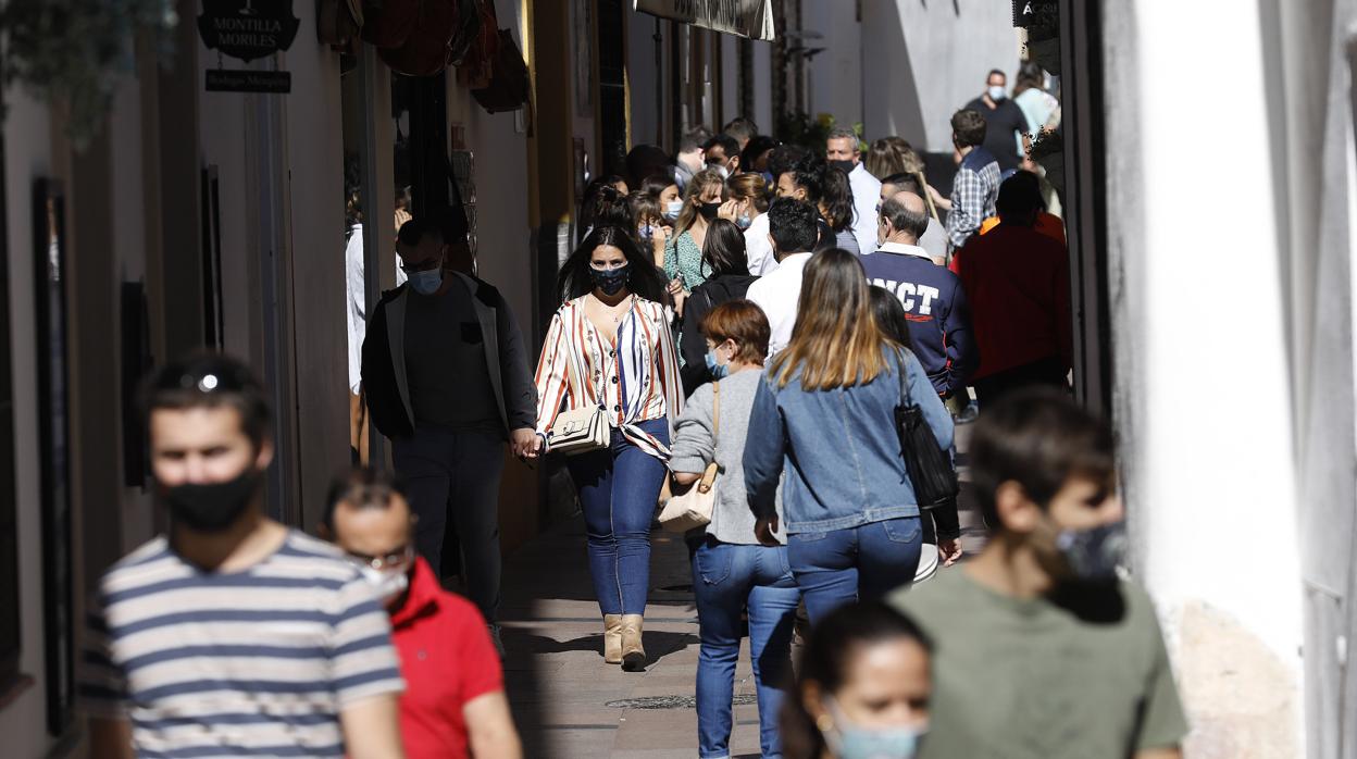 Turistas en una jornada de sol del pasado Puente del Pilar en Córdoba