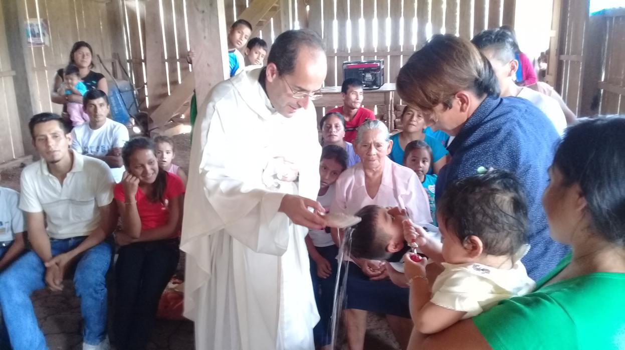 El misionero cordobés Francisco Granados bautiza a un niño en Picota (Perú)