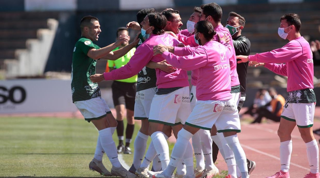 Los jugadores del Córdoba CF celebran con un piña el 0-1 ante el Linense