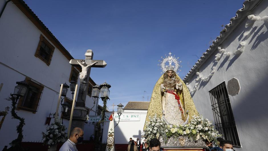 La Virgen de la Paz de Córdoba llena de luz la plaza de Capuchinos tras siete meses sin imágenes en la calle