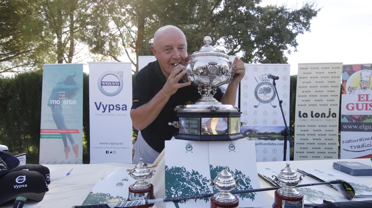 Andrés Pastor, ganador de la Copa Albolafia, muerde el trofeo de este 2020