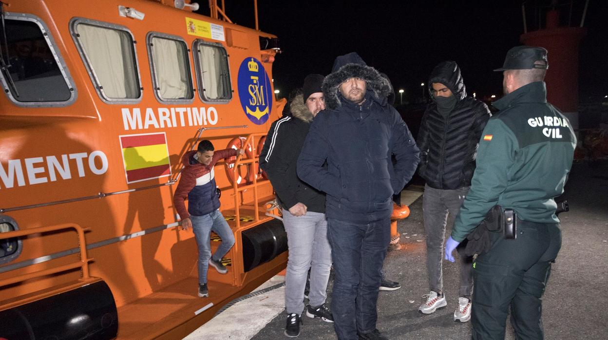 Un grupo de inmigrantes trasladados al puerto de Motril en Granada