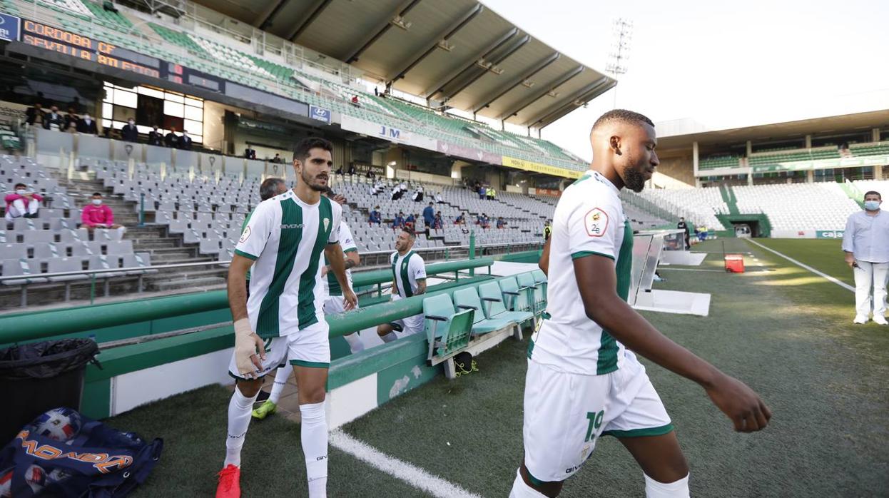 Los jugadores del Córdoba CF saltan al terreno de juego