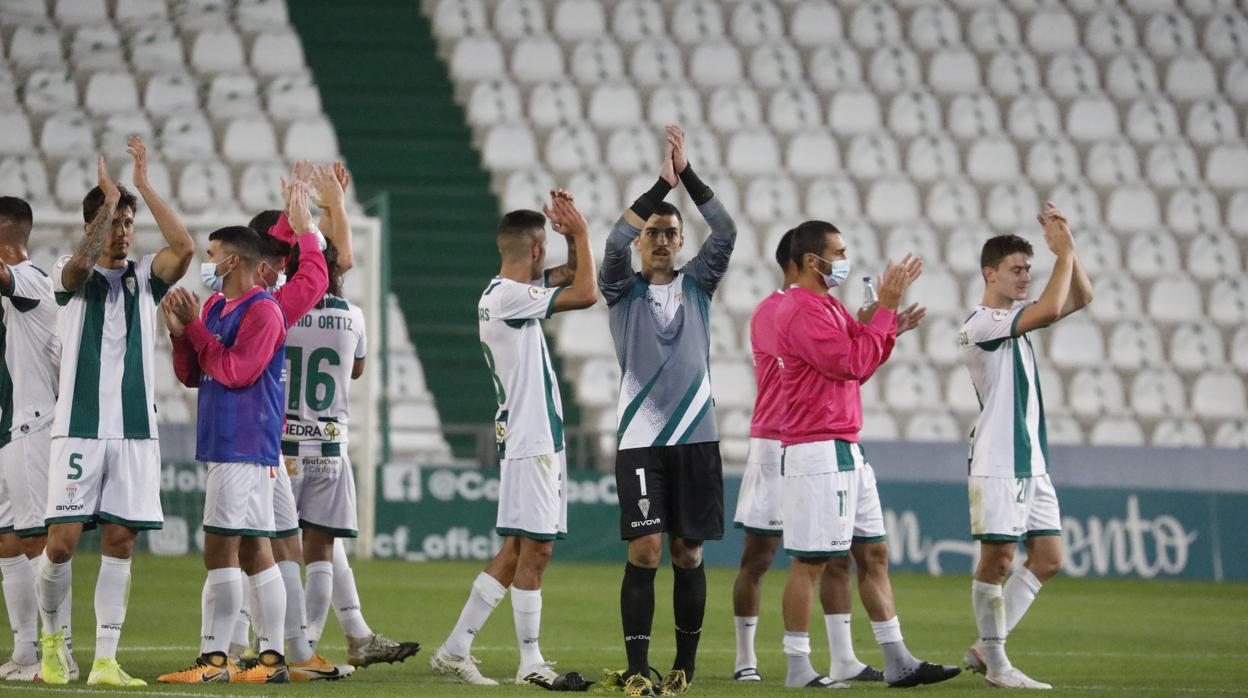 Los jugadores celebran el triunfo al final del partido del Córdoba CF ante el Lorca Deportiva