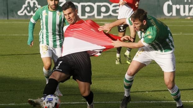 Horario y dónde ver por televisión el Córdoba CF - Betis Deportivo