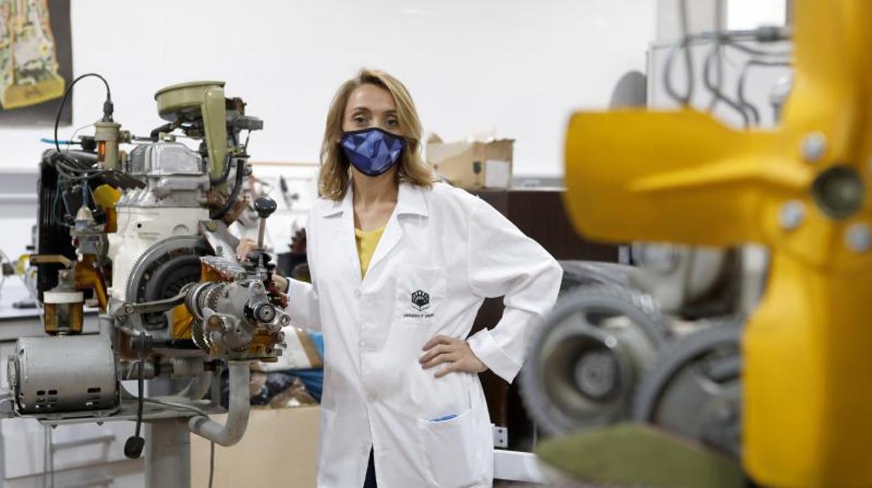 Sara Pinzi, en su laboratorio de la Universidad de Córdoba