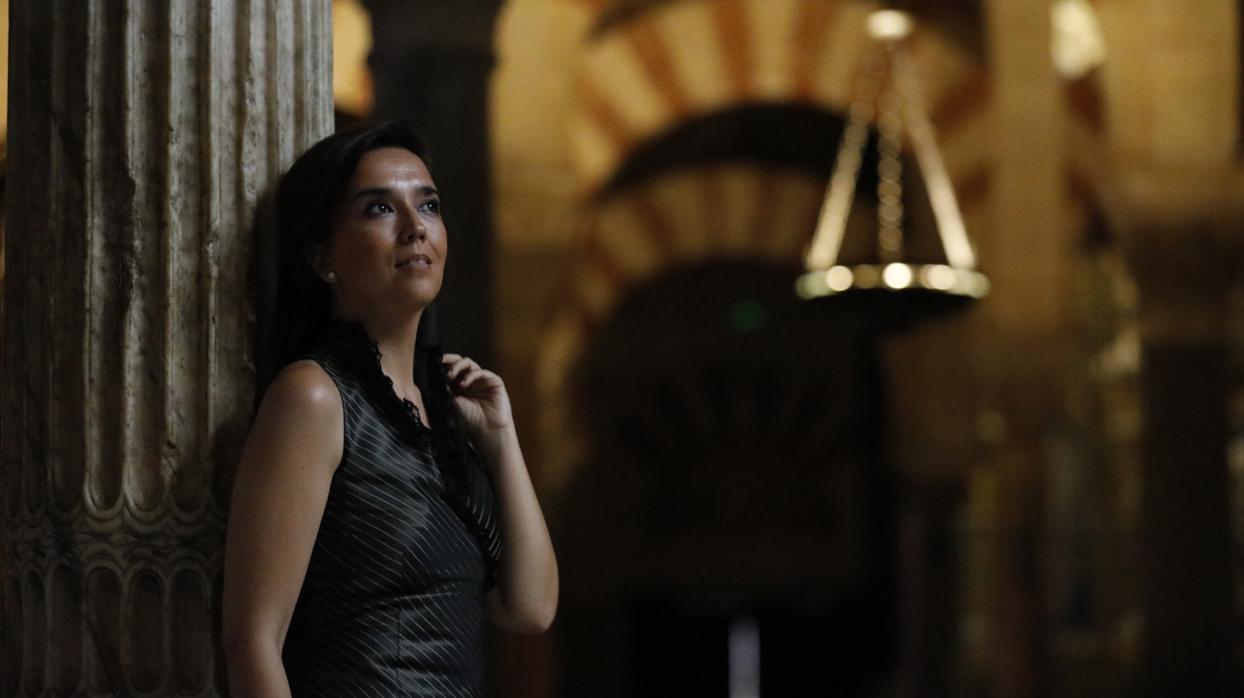 La soprano Auxiliadora Toledano, durante el rodaje de un video en la Mezquita-Catedral de Córdoba