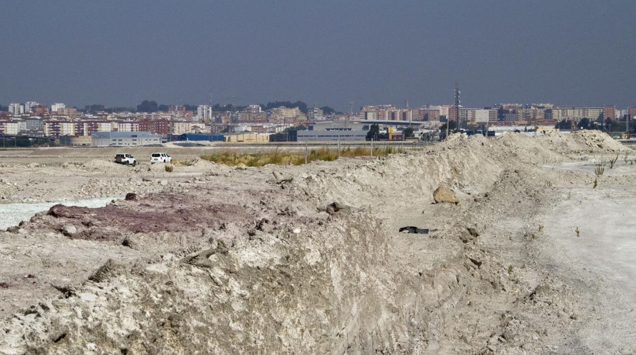 Vista parcial del apilamiento de los fosfoyesos con la ciudad de Huelva al fondo