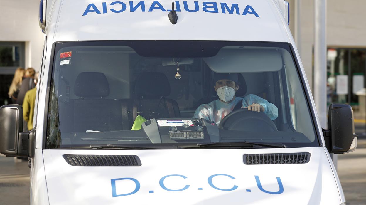 Una ambulancia se dispone a salir del hospital Reina Sofía de Córdoba