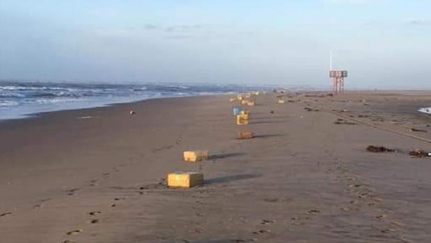 El temporal siembra una playa de Huelva de fardos de droga procedentes del mar