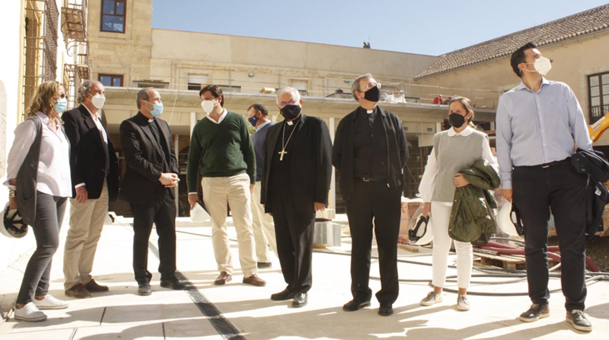 El obispo, durante su visita a las obras del nuevo centro de visitantes de la Mezquita-Catedral de Córdoba