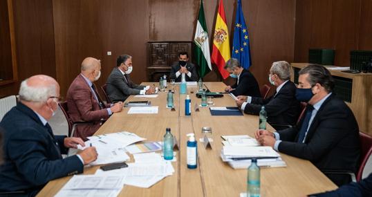 El presidente andaluz, Juanma Moreno preside en el Palacio de San Telmo la reunión del Comité Director de Alertas