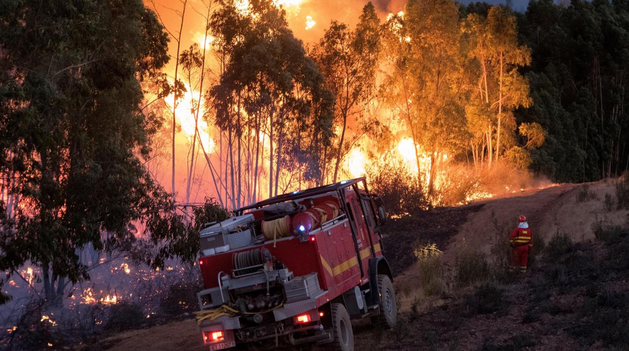 Los bomberos atacan el fuego de este verano en la sierra de Huelva