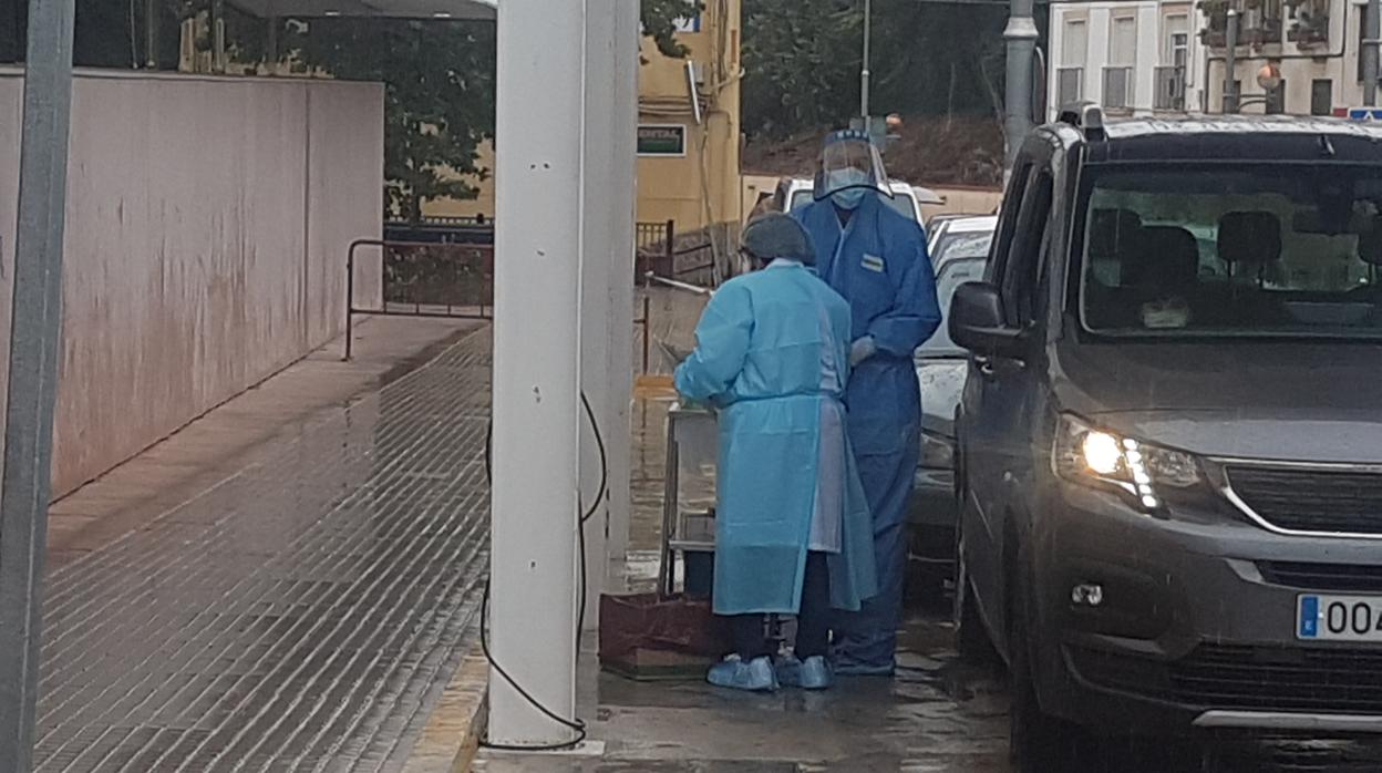 Dos sanitarios realizan una prueba diagnóstica en el autocovid del centro de salud de Aguilar de la Frontera