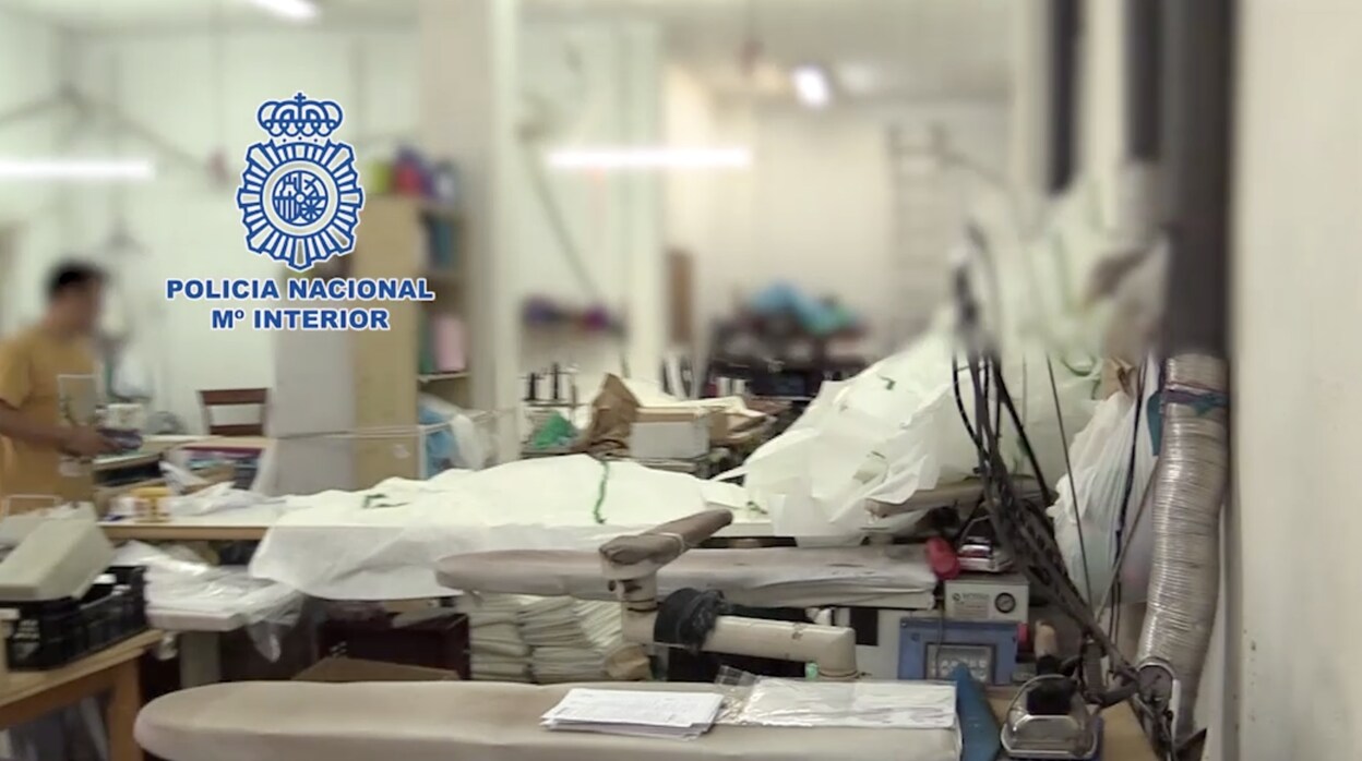 Rescatan a doce trabajadores chinos explotados en un taller clandestino de costura en Málaga